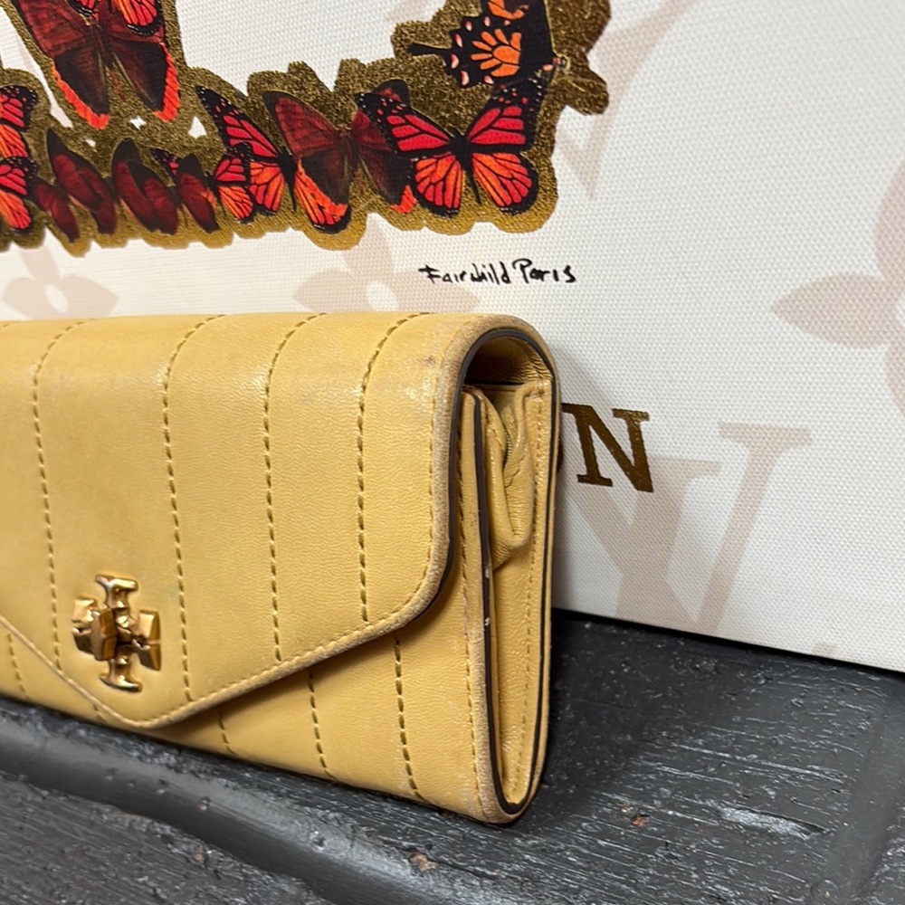 Tory Burch Kira Leather Envelope Wallet - Picture 5 of 16